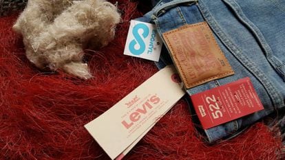 Los vaqueros de Levi’s de la línea 501 que reciclan redes de pesca y alfombras.