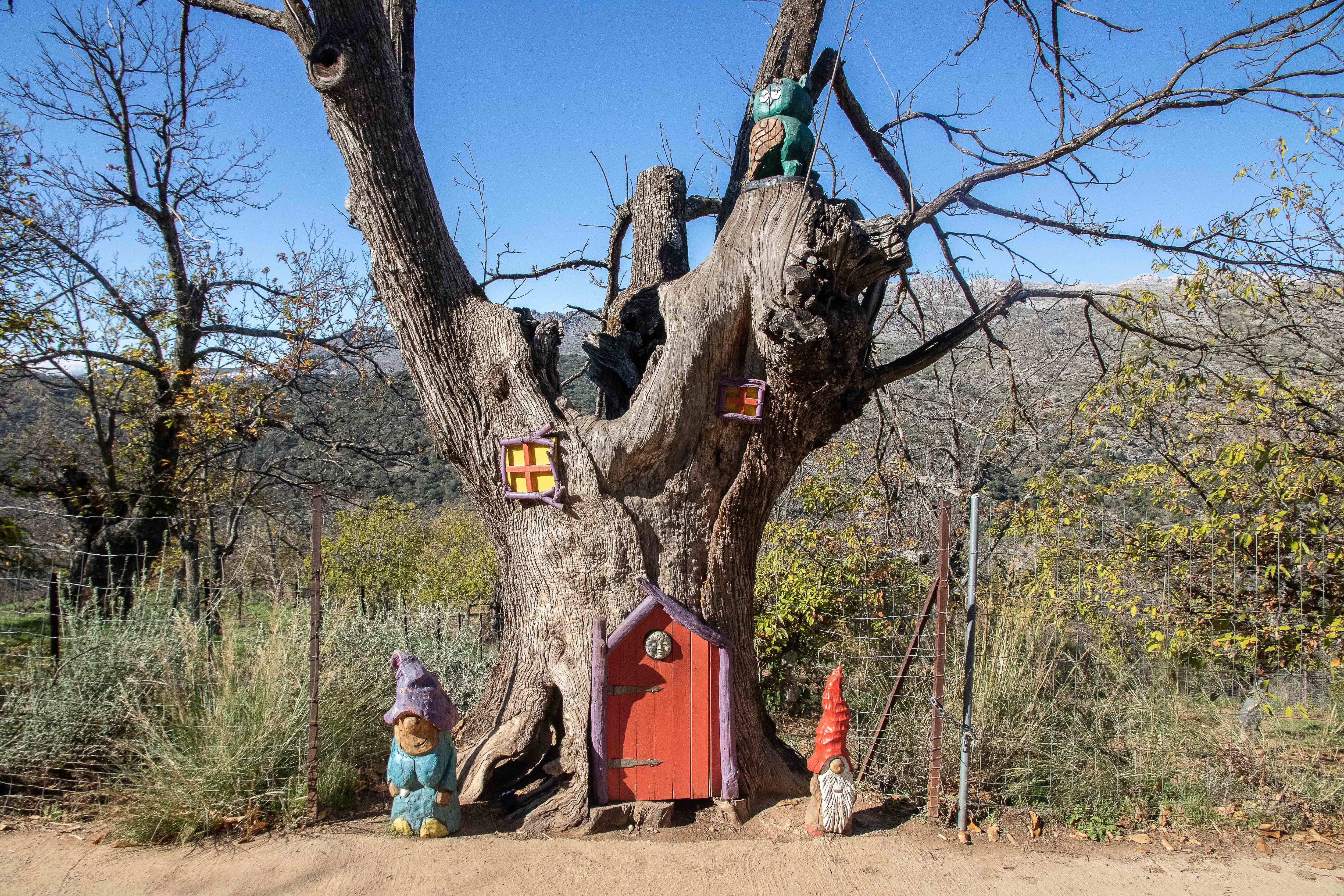 Una de las obras que integran el Bosque Encantado de Parauta, un recorrido de poco más de un kilómetro que acumula un puñado de esculturas de hadas, magos y duendes.