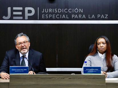 Roberto Vidal y Heydi Patricia Baldoea, funcionarios de la JEP, el 17 de noviembre en Bogotá.