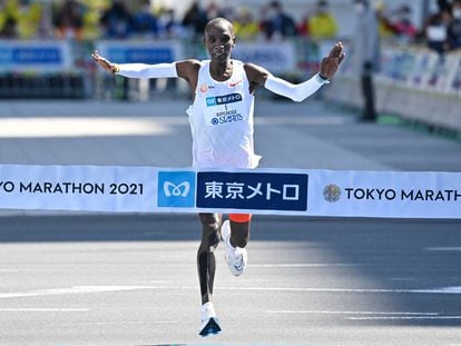 Kipchoge, vencedor, a punto de romper la cinta de la meta del maratón de Tokio.
