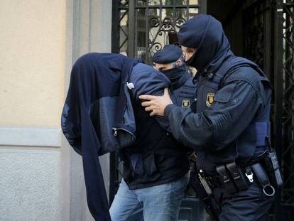 La polic&iacute;a custodia a uno de los detenidos en Barcelona. 