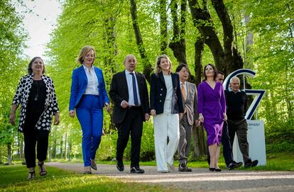 La ministra de Exteriores alemana, Annalena Baerbock (tercera por la izquierda), pasea con representantes de Exteriores de los países del G-7 durante el encuentro celebrado en Wangels, al norte de Alemania.