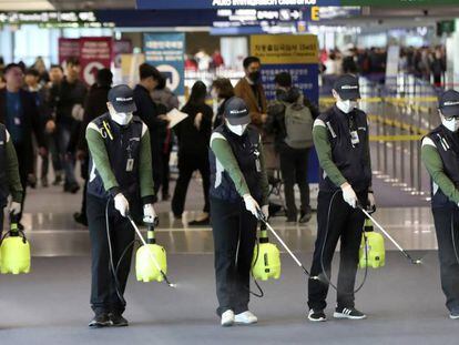Trabajadores limpiando un aeropuerto en Corea del Sur.