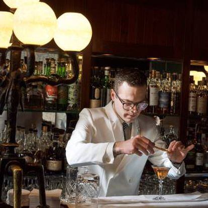 'Barman' en la barra del Kronenhalle Bar.