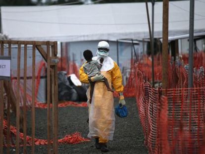 Un trabajador de Médicos sin Fronteras, en Liberia en octubre.