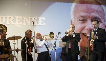 José Luis Baltar, con camisa blanca, toca el trombón durante el homenaje que le dieron unos trabajadores colocados por él, en abril de 2012.