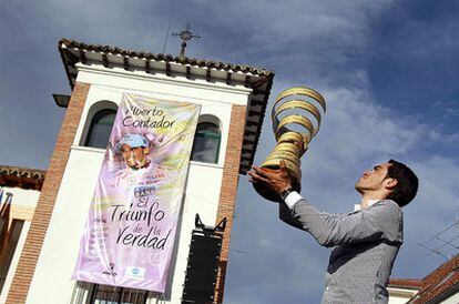 Alberto Contador ofrece el trofeo ganado en el Giro a los vecinos de Pinto.