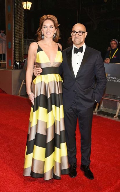 El actor Stanley Tucci posa junto a su esposa Felicity, hermana de Emily Blunt, una de las nominadas de la noche,