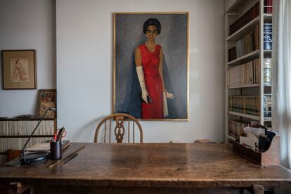 El cuadro de una mujer de rojo sobre fondo gris observa el centenario escritorio sobre el que Miguel Delibes Setién (Valladolid, 1920-2010) pasó sus últimos 30 años escribiendo. La mujer era su amada Ángeles de Castro, fallecida en 1974, que inspiró precisamente su novela 'Señora de rojo sobre fondo gris' (1991).