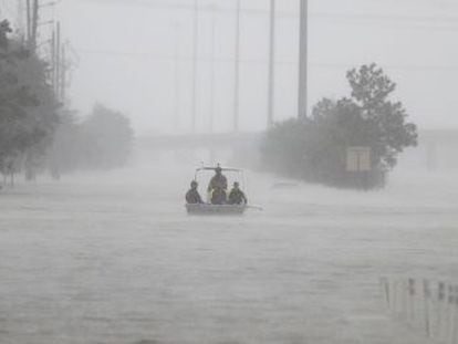 30.000 personas siguen fuera de sus casas en la cuarta ciudad de EE UU mientras la tormenta se mueve por fin y se dirige a Louisiana