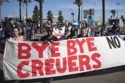 Manifestants en contra dels creuers a Barcelona.