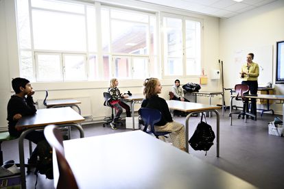 La primera ministra danesa, Mette Frederiksen, habla con estudiantes de un colegio de Copenhague el día de la reapertura de las escuelas, la semana pasada.