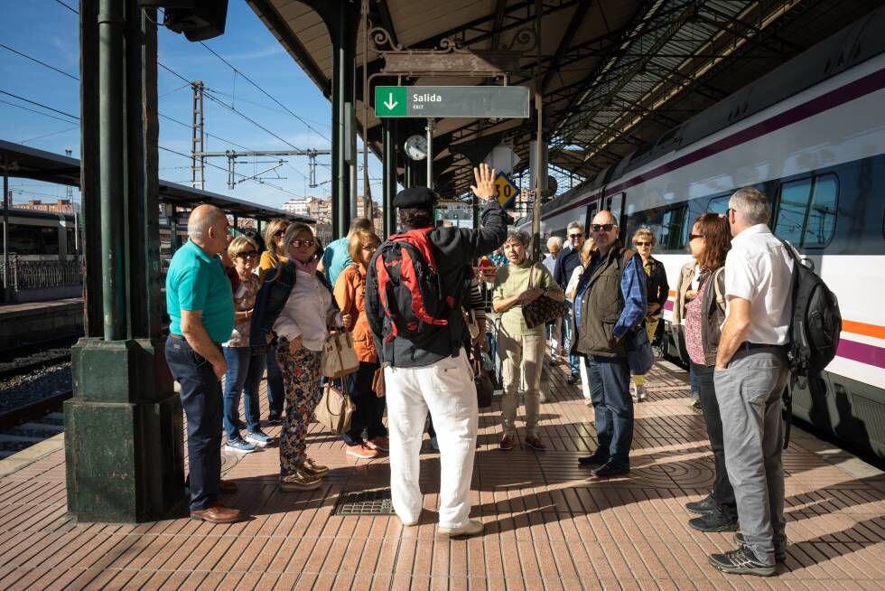 Un grupo de pasajeros acompañados por un guía listos para disfrutar el Tren del Vino.