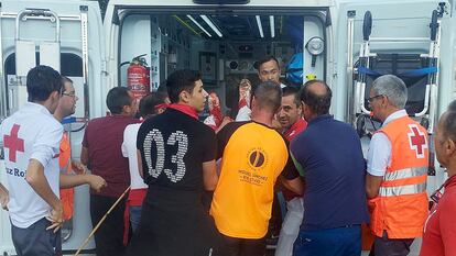 El herido es trasladado al hospital, este martes.