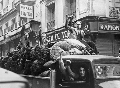 Un grupo de trabajadores celebra el triunfo del Frente Popular en las elecciones de 1936.