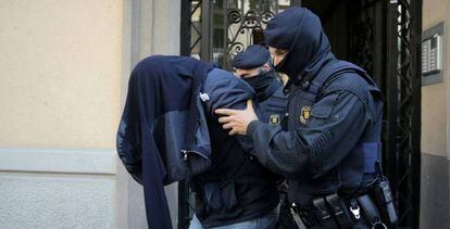La policía custodia a un detenido en Barcelona, este año.