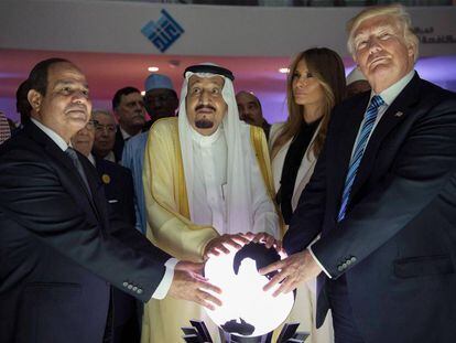 Donald Trump, junto  al rey  Salm&aacute;n y el presidente egipcio, A Sisi.