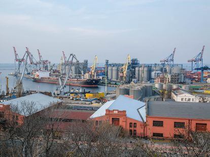 Puerto comercial de Odesa, el pasado mes de marzo, en el que este sábado se ha producido un ataque con misiles rusos, según Kiev.