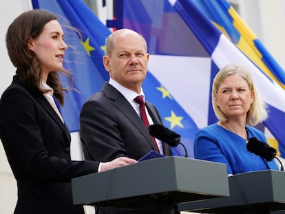 La primera ministra finlandesa, Sanna Marin (izquierda), el canciller alemán, Olaf Scholz, y la primera ministra sueca, Magdalena Andersson, durante la rueda de prensa posterior a su reunión en Meseberg (Alemania).