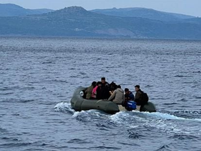 Una barca semirrígida con refugiados afganos es fotografiada por un barco de Frontex, el pasado 22 de abril, en las cercanías de la isla griega de Lesbos.