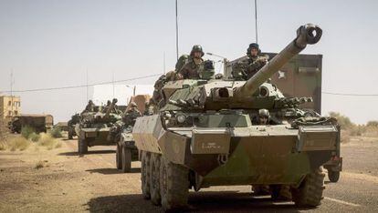 Un convoy de tropas francesas tras los combates en Gao, al norte del país, en febrero pasado
