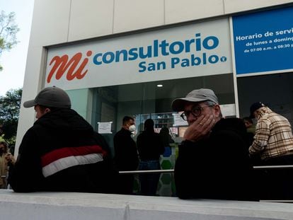 Personas esperan en un consultorio de la Farmacia San Pablo donde se ofrece la vacuna de Pfizer contra la covid-19 en México.