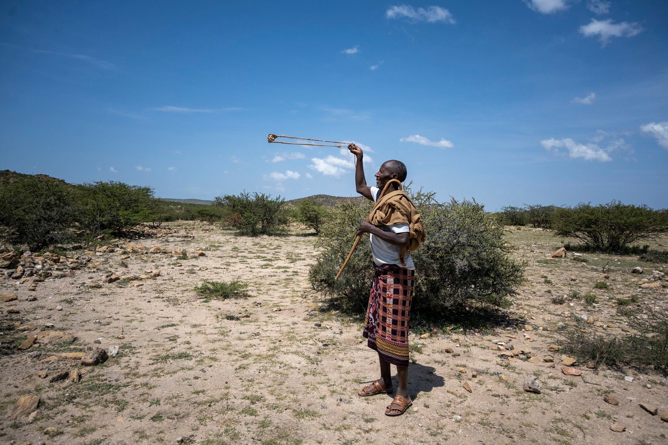 Un de los pobladores nómadas de la zona del yacimiento de Ayanle, en Etiopía, muestra al equipo sus habilidades con la honda, que normalmente se usa para cazar pequeños animales como pájaros y espantarlos de los campos de cultivo.