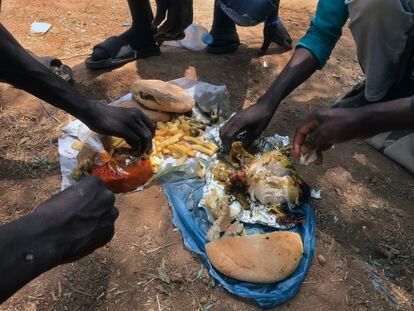Los refugiados en Beni Melal pasan buena parte del día sin comer. Dependen de la caridad o de los compañeros que consigan trabajar unas horas para mantenerse.