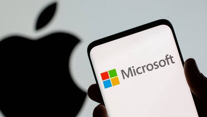 Logo de Microsoft en un smartphone y logo de Apple.