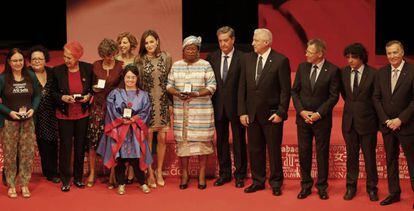 La reina Letizia junto a los premiados en el D&iacute;a Mundial de la Cruz Roja, en Sevilla. 
