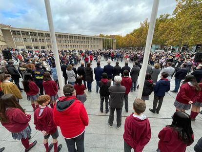 Cientos de logroñeses se han concentrado en la plaza del Ayuntamiento de Logroño, en protesta por el asesinato de Álex.