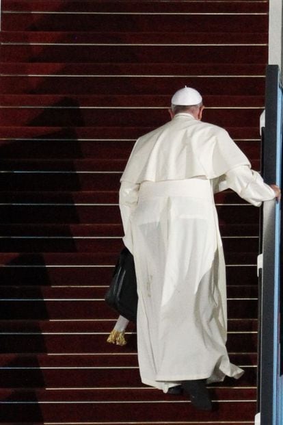 El Papa Francisco sube a su avión en el aeropuerto de Ben Gurion.