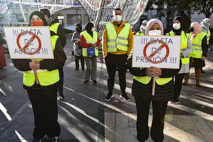 Cross-border workers in a protest on December 6 demanding that they be allowed to travel to Morocco to visit their families without losing their jobs in Ceuta.