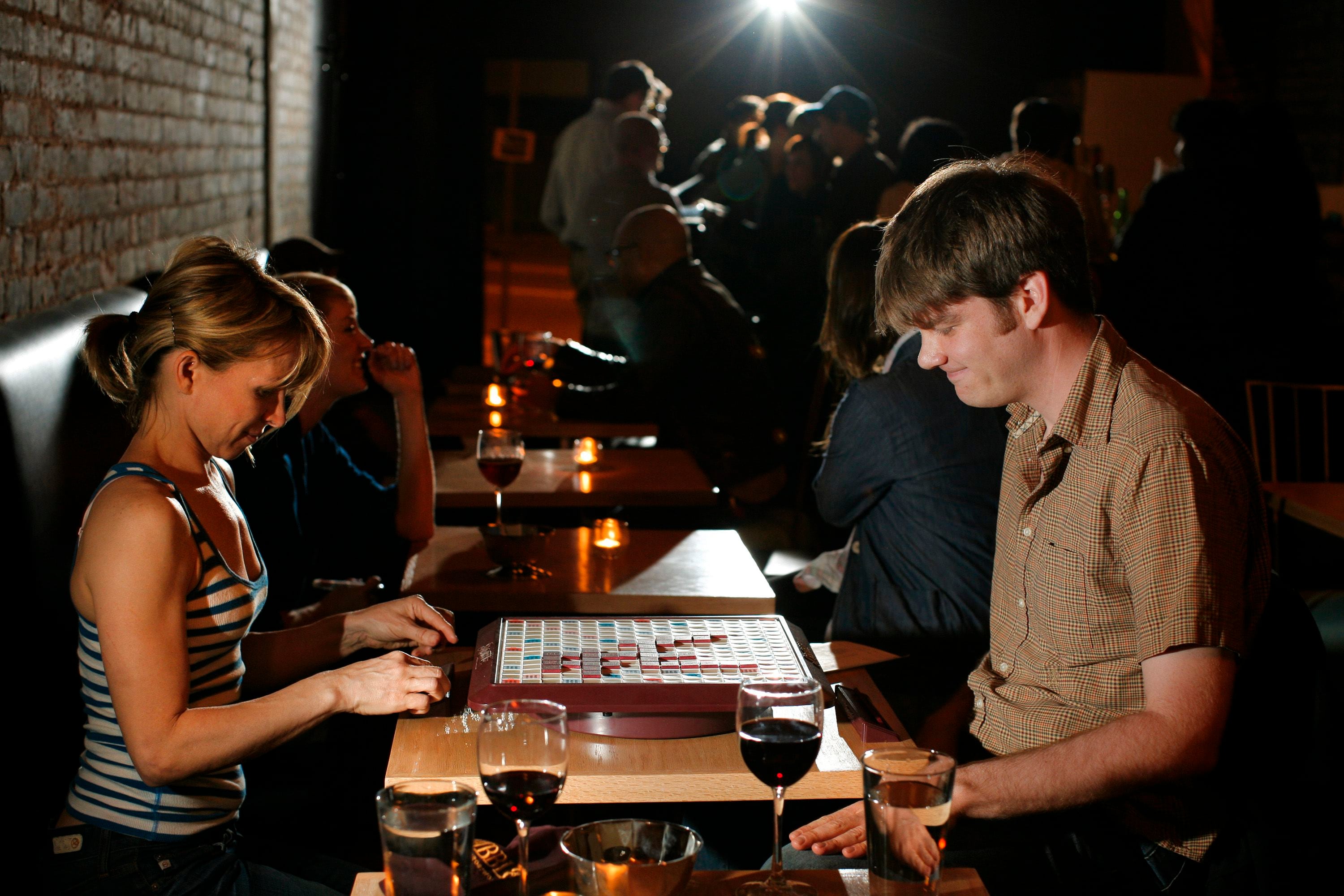 Menos pantallas y más ‘cinquillo’: por qué los juegos de mesa vuelven a triunfar en los bares
