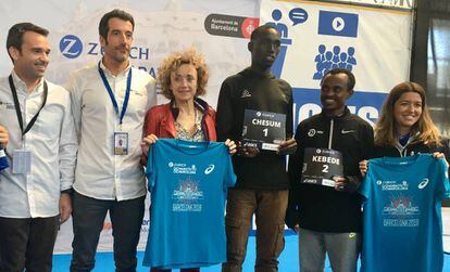Chesum (1) y Kebede (2), entre los organizadores del Maratón.