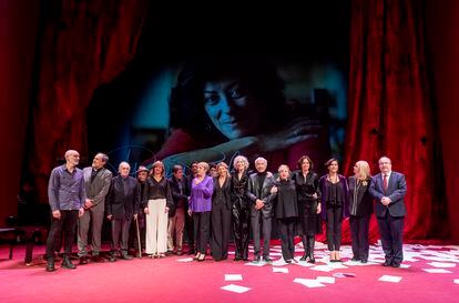 Foto de familia en el homenaje a la escritora Almudena Grandes en el teatro María Guerrero, a 7 de noviembre de 2022.