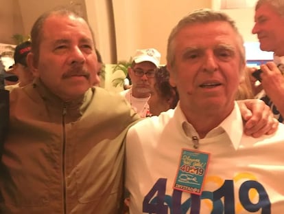 El presidente de Nicaragua, Daniel Ortega, abraza al exguerrillero argentino Mario Firmenich, durante un acto oficialista en Managua.