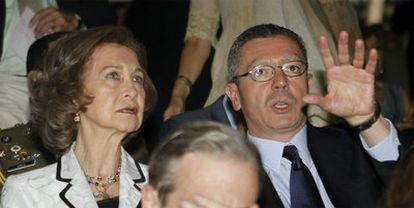 La reina Sofía y el alcalde de Madrid, Alberto Ruiz Gallardón, ayer en el Madrid Arena.