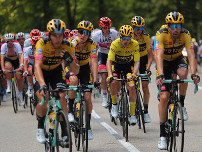 Primoz Roglic, junto con otros corredores del equipo Jumbo, durante la decimosexta etapa del Tour de Francia este martes