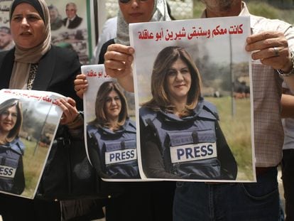 Estudiantes palestinos sostienen fotos de la reportera de Al Jazeera Shireen Abu Akleh, durante una protesta por su asesinato, en la Universidad Abierta de Al-Quds en la ciudad de Nablus, en Cisjordania.