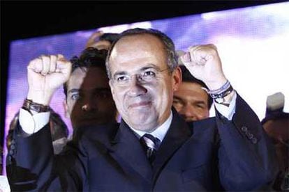 El candidato conservador Felipe Calderón celebra la victoria en la sede de su partido, el PAN.