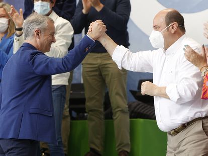 El lehendakari Iñigo Urkullu (i) y el presidente del PNV, Andoni Ortuzar, en la celebración del Aberri Eguna, en Bilbao, este domingo.