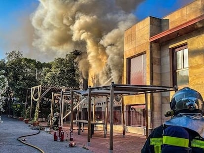 El humo sale de la residencia de personas con discapacidad en Torrelodones.