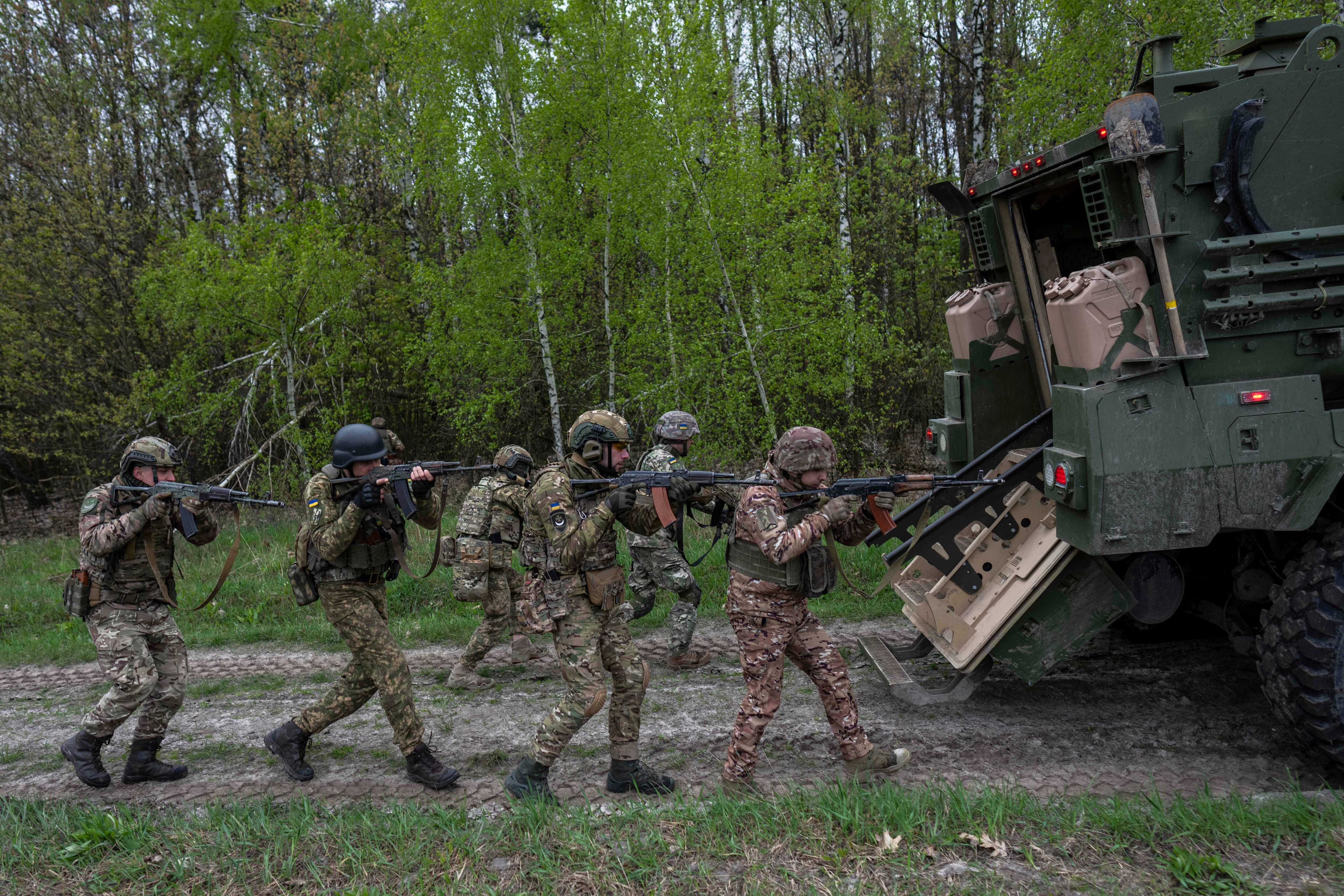 Miembros de la Guardia Nacional ucrania participan en un ejercicio militar a las afueras de Kiev.