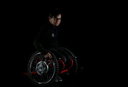 Isao Uebayashi, de 38 años, es un investigador del deporte e inventor de ‘Slide Lift’. Este juego propone convertir una silla de ruedas en una carrera similar a la que se puede realizar en los ‘coches de choque’.