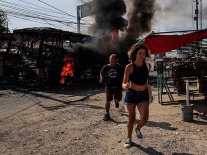 Grupos armados realizan bloqueos y quema de vehículos en Acapulco, Guerrero, el 2 de agosto del 2023.