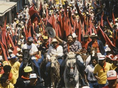 El presidente nicaragüense Daniel Ortega, en una marcha con 1.000 hombres a caballo durante su campaña.