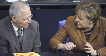 La canciller alemana Angela Merkel charla con el ministro de Finanzas Wolfgang Sch&auml;uble.