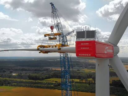 Uno de los aerogeneradores de Nordex durante su ensamblaje.