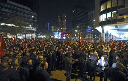 Una multitud se agolpa frente al consulado de Turquía en Róterdam para apoyar a la ministra de Familia, Fatma Betul Sayan Kaya, retenida en Holanda.